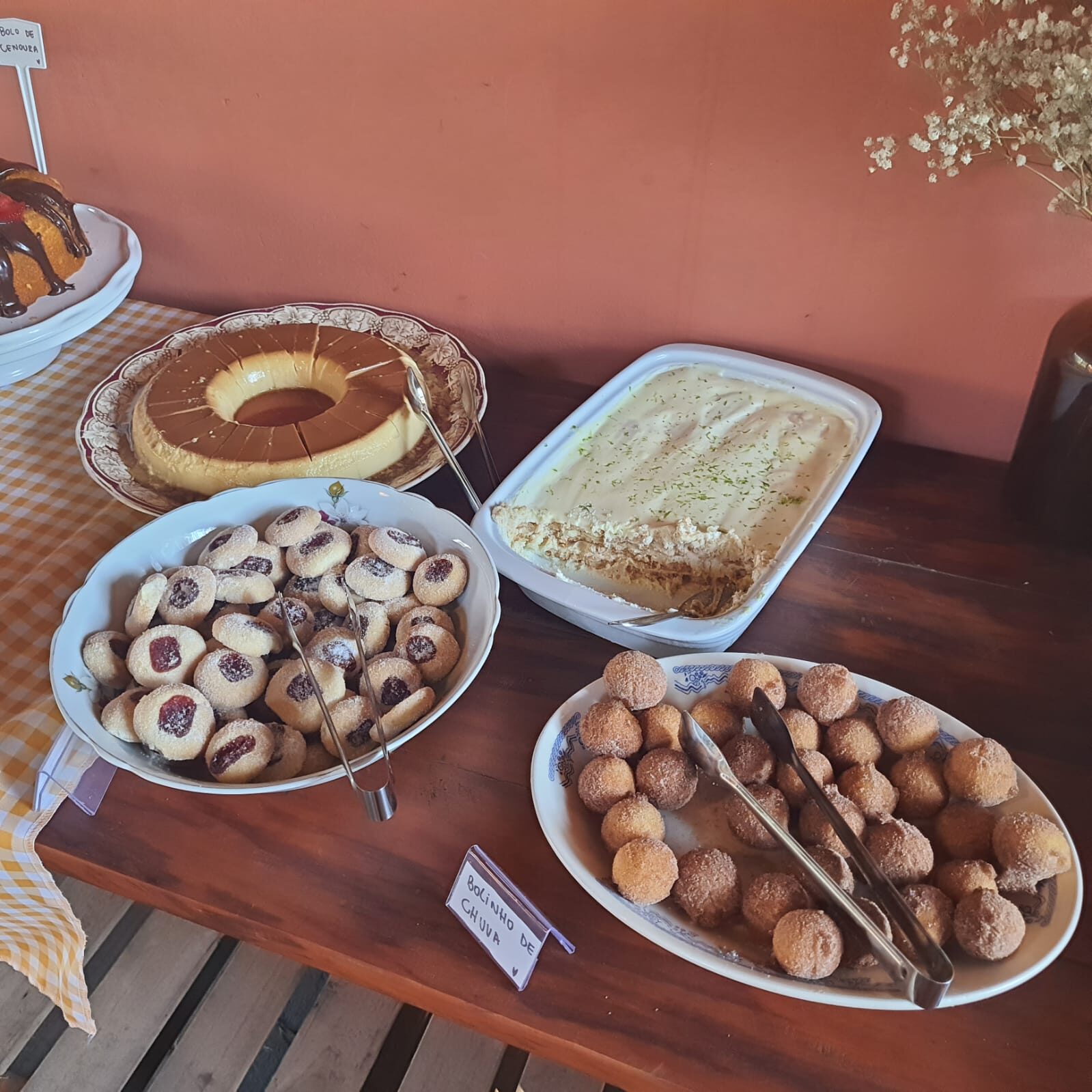 Bolinhos, biscoitos e pudim na mesa do café