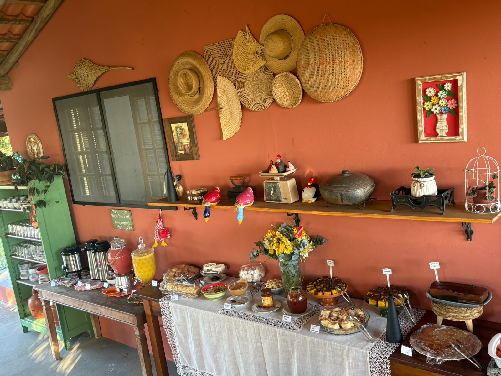 Mesa do café colonial do Rancho Vovó Lulu com bolos, sucos e quitutes caseiros