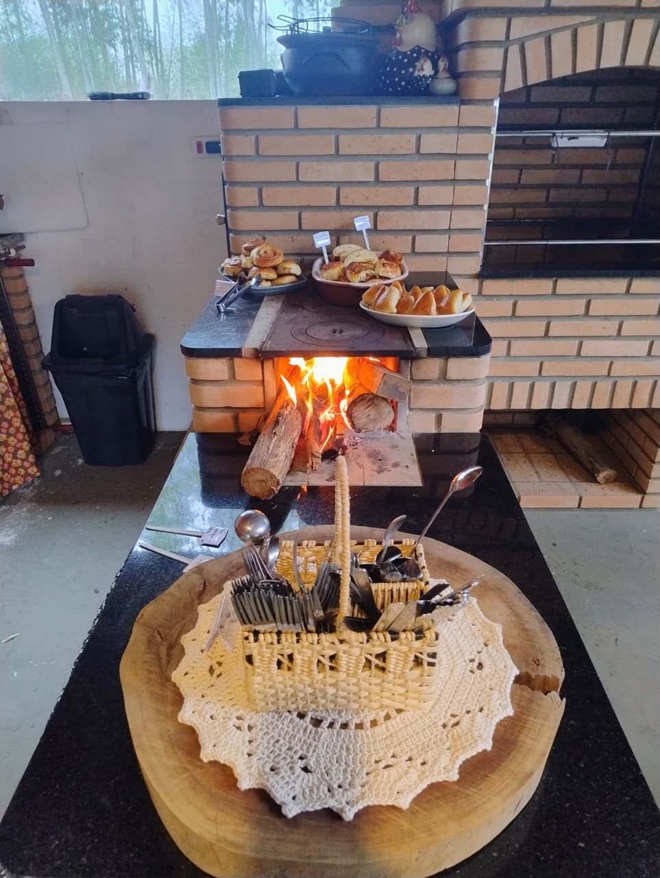 Forno a lenha aceso com pães assando