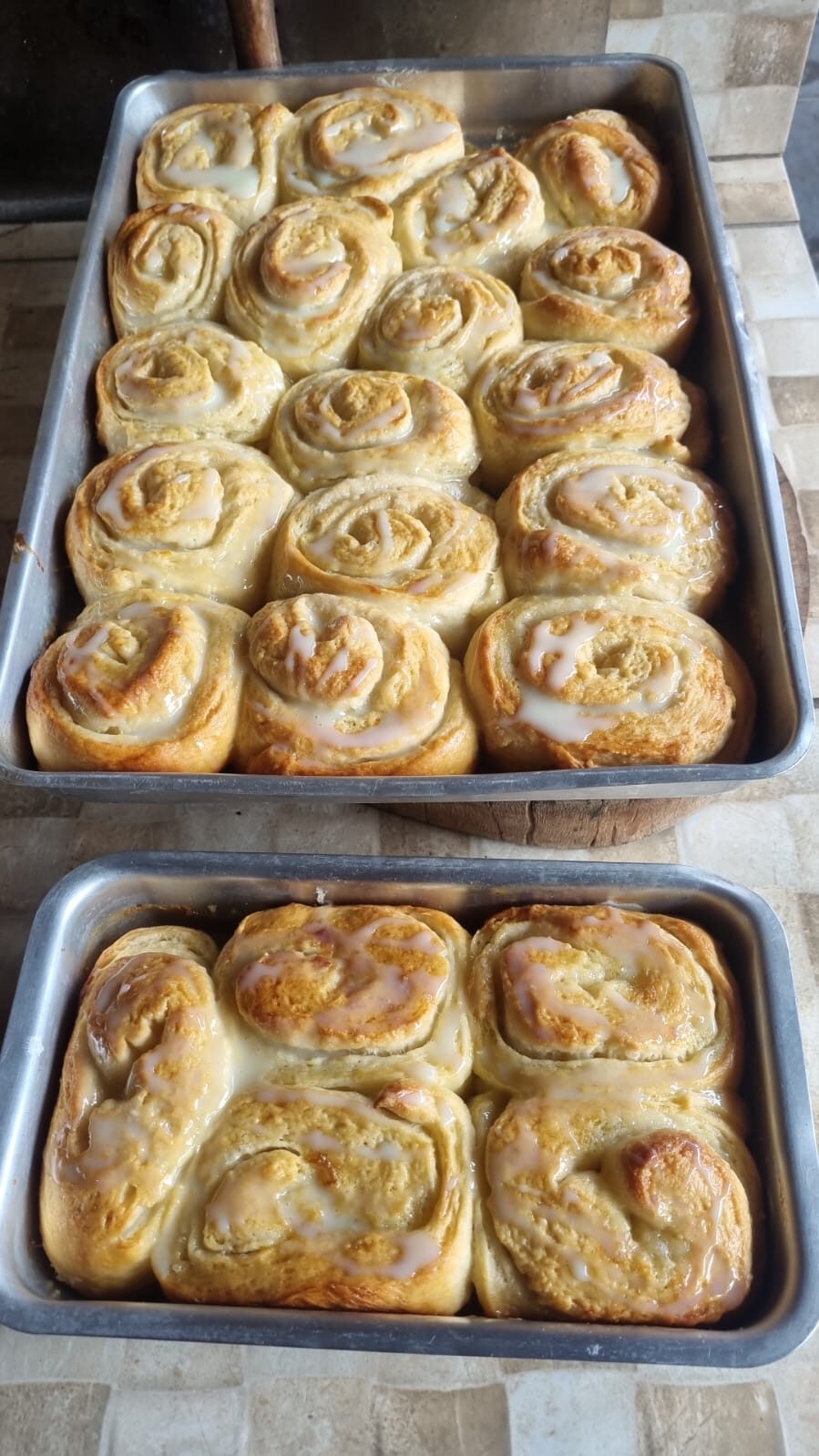 Rolinhos de canela saindo do forno